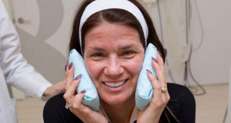 Xu hướng dùng kim tiêm đâm thủng da mặt để trẻ hơn 10 tuổi